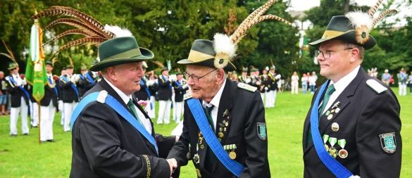 Uwe Deppe (links) gratuliert Hauptmann Karl-Heinz Hofmeister zur 70-jährigen Mitgliedschaft - © Nicole Ellerbrake
