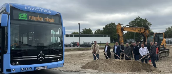 Mario Rehmsmeier (VBE, vorn, von links), Bürgermeister Markus Baier, Lemgos Stadtwerke-Chef Matthias Sasse, Landrat Dr. Axel Lehmann, Heinz Linke (Firma Linke), VBE-Geschäftsführer Sven Oehlmann und Jürgen Kleß (Stadtwerke Lemgo) setzten den ersten Spatenstich für die Errichtung der Infrastruktur für Elektrobusse. - © VBE