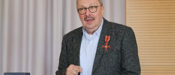 Christian Petschick bei seiner Dankesrede im Gemeindehaus St. Marien in Lemgo. - © Thomas Krügler