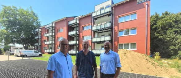 Arnd Oberscheven (Vorstand, von links), Bauleiter Axel Bommes und der Vorstandsvorsitzende Thorsten Kleinebekel schaffen mit der Wohnbau Lemgo im Lemgoer Norden neuen Wohnraum. - © Katrin Kantelberg