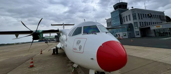 Von der dänischen Airline DAT least Skyhub PAD die ATR72. Sie ist für die Route nach Bayern in Paderborn stationiert. 70 Passagiere kann der Flieger aufnehmen. - © Jens Reddeker