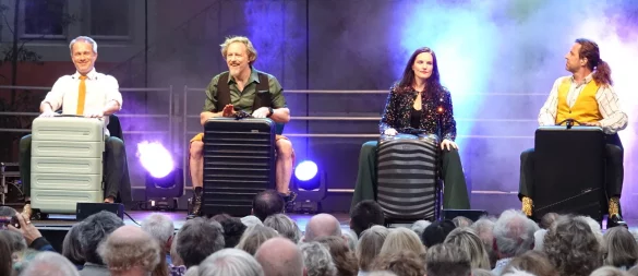 Jan, Tobi, Sanna und Frank, besser bekannt als das A-cappela-Quartett „LaLeLu", bieten eine coole Show auf der Marktplatz-Bühne in Lemgo. - © Axel Bürger