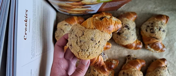 Crookies sind eine beliebte Kombination von Croissants und Cookies. Das Rezept findet sich in dem Backbuch "Einfach backen mit Wow-Effekt" von Jasmina Kuffer. - © Jemima Wittig