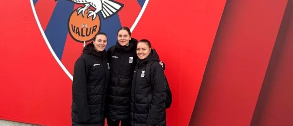 Die drei isländischen HSG-Spielerinnen (von links) Diana Magnusdottir, Andrea Jacobsen und Elin Magnusdottir stehen vor dem Vereinswappen von Valur Reykjavik. - © Oliver Lippert
