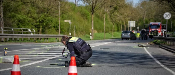 Eine Polizistin kniet nach dem tödlichen Fahrradcrash am 19. April auf der Detmolder Straße. Die Unfallaufnahme dauerte den ganzen Tag lang. Jetzt ist das Gutachten da. - © Freitag-TV