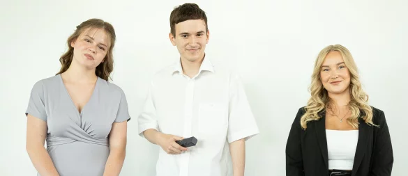Lana Klippenstein, Joshua Thöing und Lea Zacharias erhielten eine Auszeichnung. Auf dem Foto fehlen: Henry Max Sölter und Yassin Romberg. - © Dietrich-Bonhoeffer-Berufskolleg