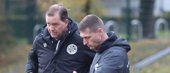 Der Blick von Daniel Barbarito, Trainer des SV Diestelbruch-M., geht auf die Uhr. Daneben: Obmann Arne Dreier. - © Sebastian Lucas