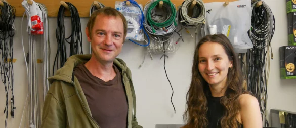 Timo Butte und Chiara Bradler von der IT-Abteilung der Detmolder Schule für Gestaltung sortieren ausgediente, aber funktionstüchtige Geräte.
. - © TH OWL