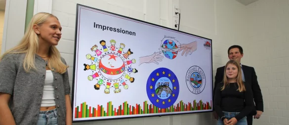 Die Barntruper Gymnasiastinnen Marlene Beyer (links) und Janne Pleuger haben positive Erfahrungen bei ihren Auslandaufenthalten mit dem Erasmus-plus-Programm in Norwegen und Dänemarkt gemacht. Lehrer Dr. Timo Rebschloe koordiniert die Auslansaktivitäten der Schule. - © Jens Rademacher