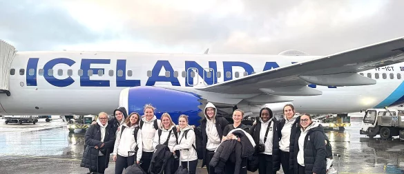 Grau, trüb und regnerisch ist es gewesen, als sich ein Großteil der Blomberger Mannschaft vor dem Flugzeug in Keflavik für ein Foto aufstellte. - © Oliver Lippert