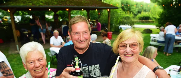 Hatten Spaß auf dem Dorfplatz: Heide Ritter (links), Stephen und Cornelia Graham. - © Nicole Ellerbrake