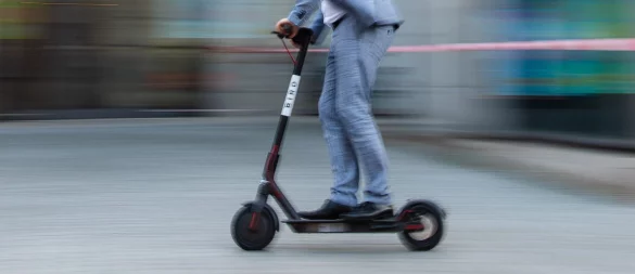 Zu einem Unfall mit dem E-Scooter ist die Polizei Donnerstagnacht ausgerückt. - © dpa