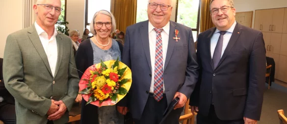 (v.l.) Der stellvertretende Bürgermeister Jörg Amelung, Friedrich und Elisabeth Westerheide sowie Landrat Axel Lehmann. - © Knut Dinter