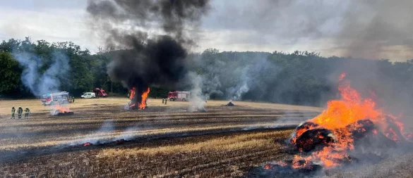 In Extertal-Rott brennen rund drei Hektar Ackerfläche, mehrere Rundballen und eine landwirtschaftliche Ballenpresse. - © Feuerwehr Extertal