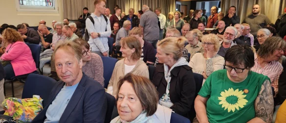 Das Bürgerhaus am Clara-Ernst-Platz war rappelvoll, das Interesse am Wahlausschuss und seiner Entscheidung groß. Am Ende stimmte dieser mit Mehrheit dafür, Uwe Detert (AfD) nicht als Bürgermeister-Kandidat zuzulassen. - © Astrid Sewing