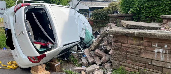 Das Auto der 30-Jährigen fuhr gegen eine Mauer. - © Feuerwehr Bad Oeynhausen