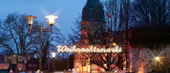 Der Weihnachtsmarkt findet in Detmold dieses Jahr wieder auf dem Schloßplatz statt - wenn alles klappt sogar ohne Baustelle. - © Archivfoto: Jörg Hagemann