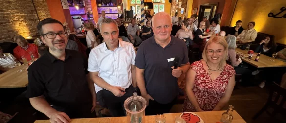 Lars Niermann (Radio Lippe, von links), Dirk Tolkemitt, Thomas Reineke und Kim Neef im voll besetzten "Lebenslang". - © Sven Kienscherf