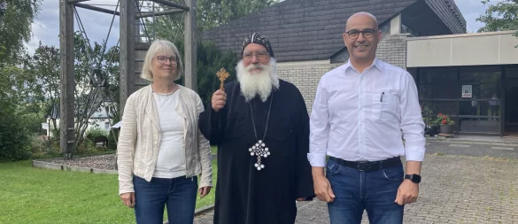 Pfarrerin Petra Stork, Bischof Anba Damian (Mitte) und Ashras Elbeblawy freuen sich, dass die Holzhauser Kirche weiter genutzt wird. - © Cordula Gröne