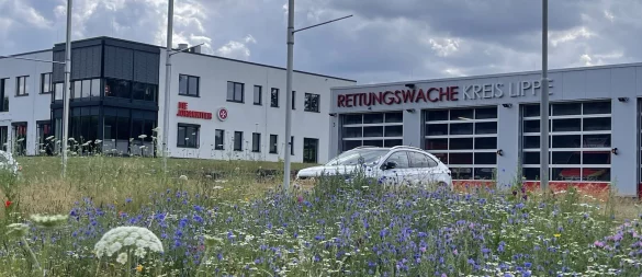 Ein Bild mit Symbolcharakter: Dunkle Wolken über dem Standort des Johanniter-Regionalverbandes Lippe-Höxter in Blomberg. Rechts die Rettungswache, die der Kreis Lippe Anfang April von der JUH übernommen hat. - © Silke Buhrmester