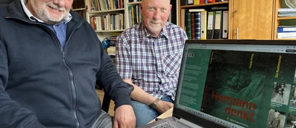 Autor Friedo Petig (links) hat sich für historische Fotos und die Hintergrundfakten tatkräftige Unterstützung bei Historiker Franz Meyer geholt. - © Seda Hagemann
