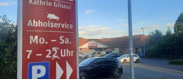 Der Rewe-Markt an der Lemgoer Straße ist zu klein, bemängelt das Unternehmen. Ein Neubau soll her. - © Lorraine Brinkmann