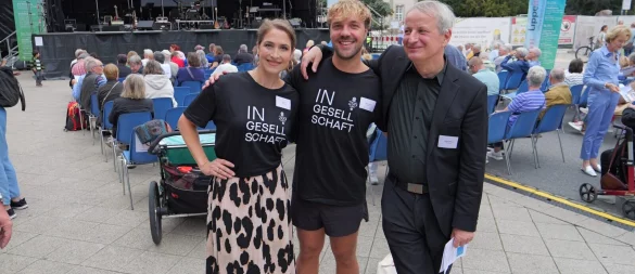 Großes Theaterfest rumd ums Landestheater mit dem neuen Theatermotto "In Gesellschaft" mit Emily Dorn, Nikos Striezel und Mathias Mönius (von links). - © Thomas Krügler
