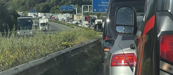 Nach einem Unfall zwischen den Anschlussstellen Herford-Bad Salzuflen und Ostwestfalen-Lippe staut sich der Verkehr auf der A2. - © Nico Buchholz