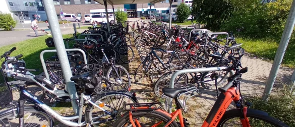 Gut gemeint, aber schlecht gemacht, findet der Fahrradclub ADFC: Diese Fahrradständer am Lemgoer Klinikum hätten nach dem Dafürhalten des Clubs in besserer Weise umgebaut werden können. - © Werner Kloppmann/ADFC Lippe
