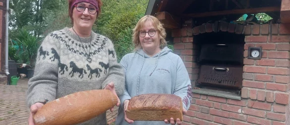 Auf dem Martini-Markt wird es auf dem Hof von Anja Queren-Büker (links) frisch gebackenes Brot aus dem Holzofen geben. Marktleiterin Iris Null freut sich über das neue Angebot. - © Michaela Weiße
