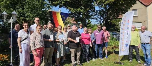 Ein breites Bündnis von Initiativen und Wahlkreiskandidaten steht bei "DemokraTisch" auch im Repair Café Rede und Antwort. - © Astrid Sewing