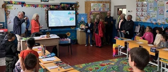 In der Dorfschule von Agarbiciu wurde die Besuchergruppe herzlich begrüßt. Foto: Hilfsorganisation - © Hilfsorganisation