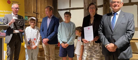 Preisübergabe: Dr. Joachim Kleinmanns vom Lippischen Heimatbund, Torsten Schmidt und Theresia Jungert mit ihren Kindern und Willi K. Schirrmacher, stellvertretender Vorsitzender des Lippischen Heimatbundes. - © Christina Kröger