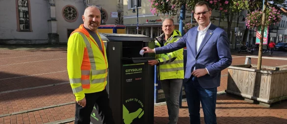 Die Stadt Lage testet für drei Monate eine neue Müllbox. Ein Vorteil: Sie meldet in der App, wenn sie geleert werden muss. Wolfgang Wehmeier (von links), Uwe Friedrichsmeier und Bürgermeister Matthias Kalkreuter sehen Vorteile in diesem System. - © Astrid Sewing