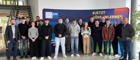 Die Auszubildenden freuen sich mit ihren Betreuerinnen und Betreuern über den Projektstart. - © IHK Lippe