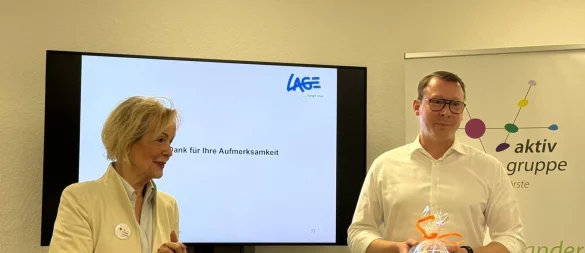 Vereinsvorsitzende Gudrun Kopp und Fachgruppenleiter Diemo Dölle referieren zum Thema Flüchtlingsunterbringung. - © aktivGruppe Hörste