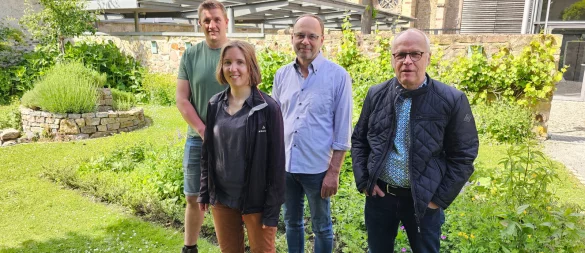 Laden zum Gartenwettbewerb: Hendrik Wolter von den Städtischen Betrieben Lemgo, Klimaschutzbeauftragte Ronja Post, Dietmar Lerche vom Nabu und Wolfgang
Caspersmeier vom BUND (von links). - © Stadt Lemgo
