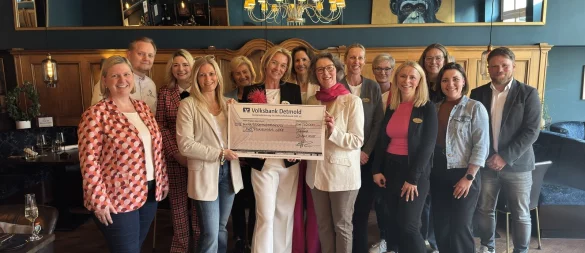 Mitglieder des Inner Wheel Clubs Detmold-Blomberg übergeben zusammen mit Vertretern der Sponsoren Spende an das AWO Frauenhaus im Detmolder Hof: (von links): Indra Köller (Verbund Volksbank OWL Eg), Jan Diekjobst (Detmolder Hof), Franziska Louis, Nicole Vogelsang, Dagmar Schipmann, Präsidentin Sylvia Künnemeyer, Kathrin Lampe (alle IWC Detmold-Blomberg), Stefanie Nowak-Thormählen (Leiterin AWO Frauenhaus), Petra Barbenheim, Astrid Bierwirth (IWC Detmold-Blomberg), Dr. Doreen Altenfeld-Schwalbe (Zahnzentrum Lippe), Svenja Schürmann, Sina Führing, Marc Landermann (Weidmüller). - © Inner Wheel Club Detmold-Blomberg
