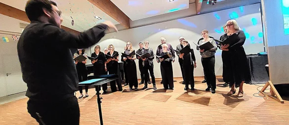 Das von Garry Walters geleitete Vokalensemble „InkogniTon“ hat zwölf ganz unterschiedliche Lieder für den Song-Contest „OESC“ vorbereitet und unterstreicht damit auch seine Wandlungsfähigkeit. Foto: Karin Prignitz - © Karin Prignitz