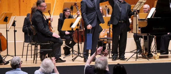 Kongeniales Zusammenspiel im Doppelkonzert von Felix Mendelssohn Bartholdy. Daniel Stabrawa (Violine, rechts) und Alfredo Perl (Klavier) brillieren als Solisten mit dem DKO im Konzerthaus - © Thomas Krügler
