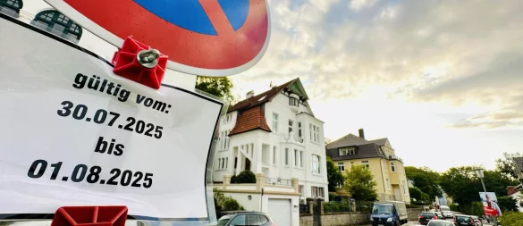 Ein Relikt des Anstoßes steht noch an Ort und Stelle, allerdings außer Dienst gestellt, demonstrativ mit dem Rücken zum ruhenden Verkehr. - © Stefan Becker