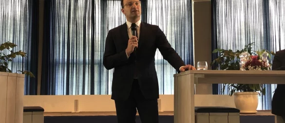 Es ist nicht der erste Besuch in Lippe: Hier spricht Jens Spahn im Sommer 2021 als damaliger Bundesgesundheitsminister im Salzufler Kurhaus vor etwa 120 Besuchern. Heute steht der frisch gewählte Chef der CDU-Fraktion im Bundestag massiv in der Kritk. - © Archivfoto: Sven Kienscherf