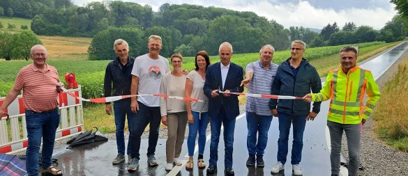 Vertreter des Vereins "Ländlicher Raum Aktiv" und der Stadtverwaltung haben den neuen Abschnitt des Radweges zwischen Horn und Bellenberg offiziell seiner Bestimmung übergeben. - © Ländlicher Raum Aktiv
