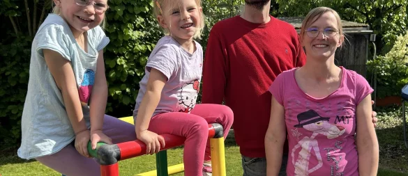 Hoffen auf einen OGS-Platz: Mirjam und Christian Thiessen mit ihren Töchtern, der fünfjährigen Celine (links) und der dreijährigen Lenja, im heimischen Garten in Leopoldshöhe. Foto: Anna Lena Hinder - © Anna Lena Hinder
