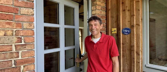 Hereinspaziert ins kleine Eigenheim! Wolfgang Beuge zieht bald in den zum Tiny House umgebauten Schweinestall. Zum Tag der Architektur gewährt der Versmolder allen Interessierten Einblicke in sein Mini-Haus. - © Tasja Klusmeyer