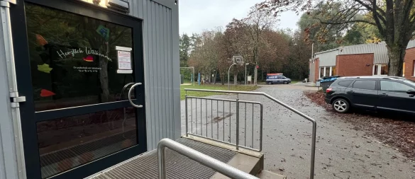 Zwischen den Grundschulcontainern und dem Jugendzentrum verläuft auch ein beliebter Wander- und Spazierweg. Darum bleiben jetzt beide Gebäude während der Schulzeit abgeschlossen. Schüler bekommen einen Schlüssel für den Gang zur Toilette. - © Seda Hagemann