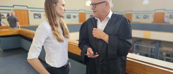 Rechtsanwältin Laura Kipshagen und ihr Kanzlei-Chef Hans Peter Gunkel vertreten nun die angeklagte Kanzlei-Mitarbeiterin. Auch Pflichtverteidiger Bahattin Koyun ist an Prozesstag 17 wieder anwesend, allerdings nicht auf dem Foto zu sehen. - © Janet König