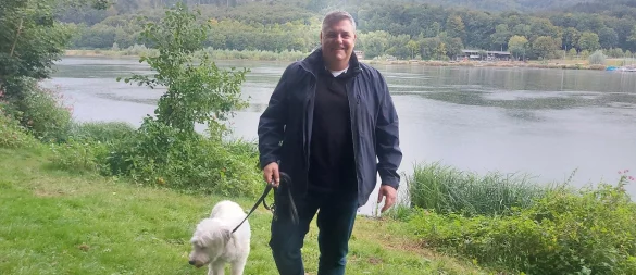 Marc Beckmeier genießt die Spaziergänge mit Hund "Happy" an der Staumauer am Schiedersee. Dort komme er zur Ruhe, sagt der 48-Jährige. - © Michaela Weiße