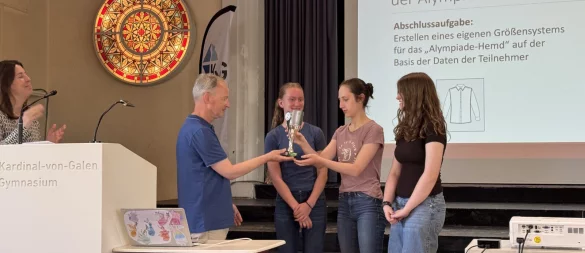 Den Pokal nehmen (von rechts) Anna Welling, Jule Wiechers und Hanna Toeberg entgegen. - © Gymnasium Steinheim
