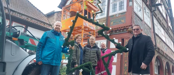 Bürgermeister Marco Müllers (von rechts) freut sich mit den Vertretern des Heimat- und Verkehrsvereins Schwalenberg, Marion Weber, Jens Rheker und Diane Vandieken, sowie Ideengeber Dirk Stichnothe, dass die Altstadt nun in einheitlichem Weihnachtslicht erstrahlen kann. - © Michaela Weiße
